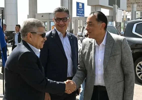 رئيس الوزراء يزور شركة قناة السويس للحاويات بميناء شرق بورسعيد رئيس الوزراء يزور شركة قناة السويس للحاويات بميناء شرق بورسعيد