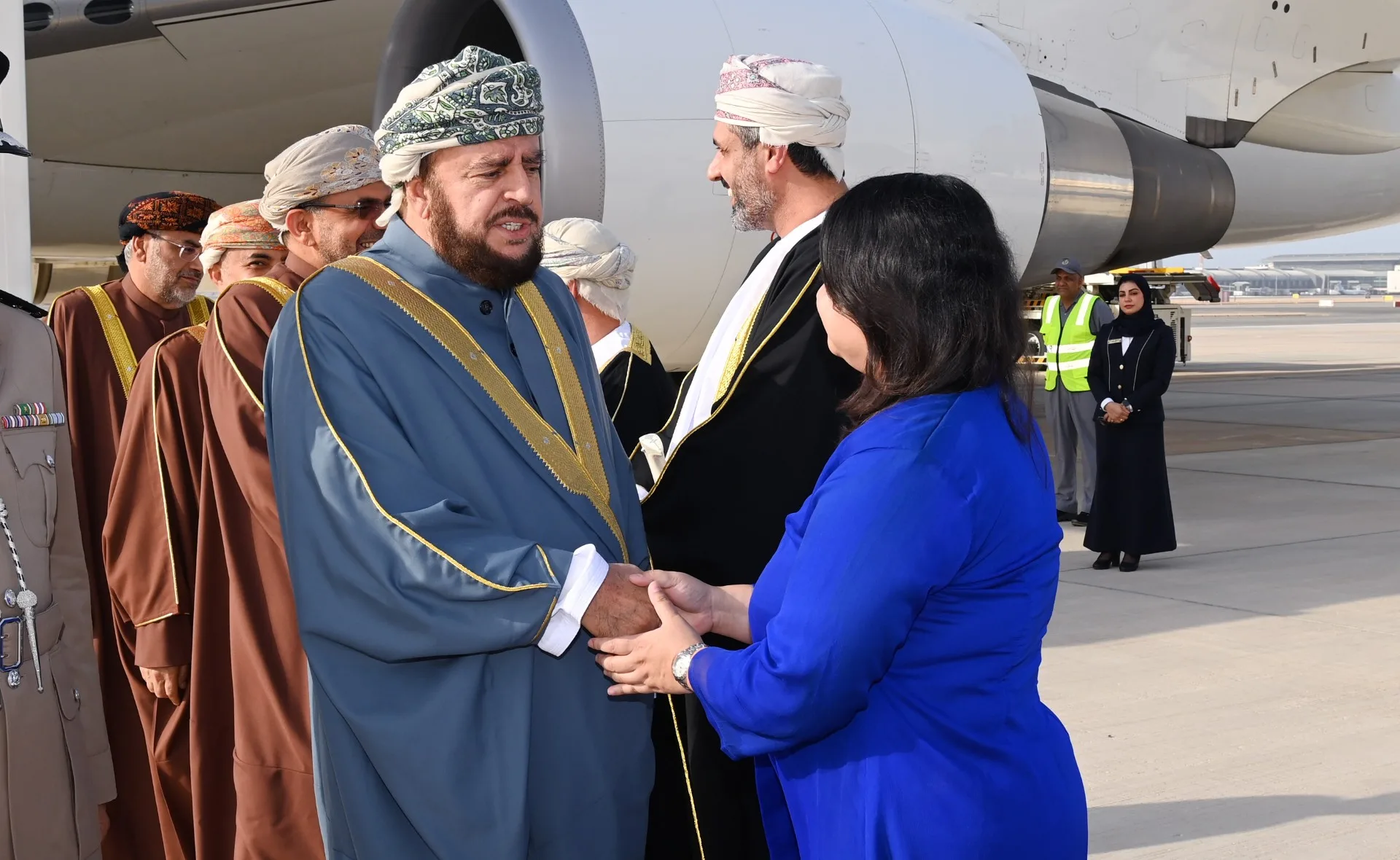 سعادة السيد أسعد بن طارق يعود إلى الوطن