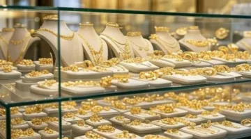 سعر الذهب اليوم الجمعة 9-5-2025 يسجل تراجعا حادا بنحو 800 للجنيه.. وعيار 21 بالصاغة