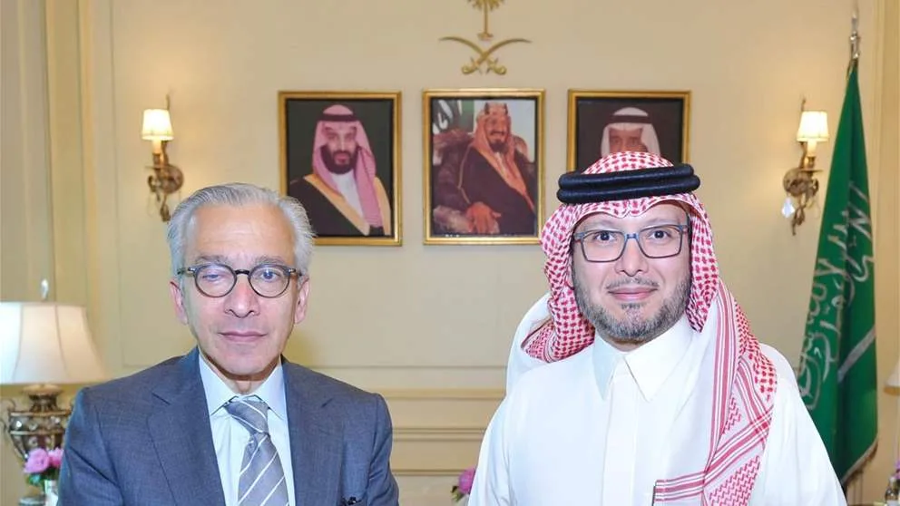 سفير السعودية في لبنان وليد بخاري إستقبل وزير الإقتصاد.. وهذا ما جرى بحثه سفير السعودية في لبنان وليد بخاري إستقبل وزير الإقتصاد.. وهذا ما جرى بحثه