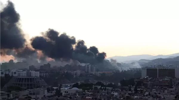 سوريا: وفاة 3 أفراد من القوات الأمنية جراء حريق في دير الزور وتقارير عن انفجار مستودع ذخيرة.