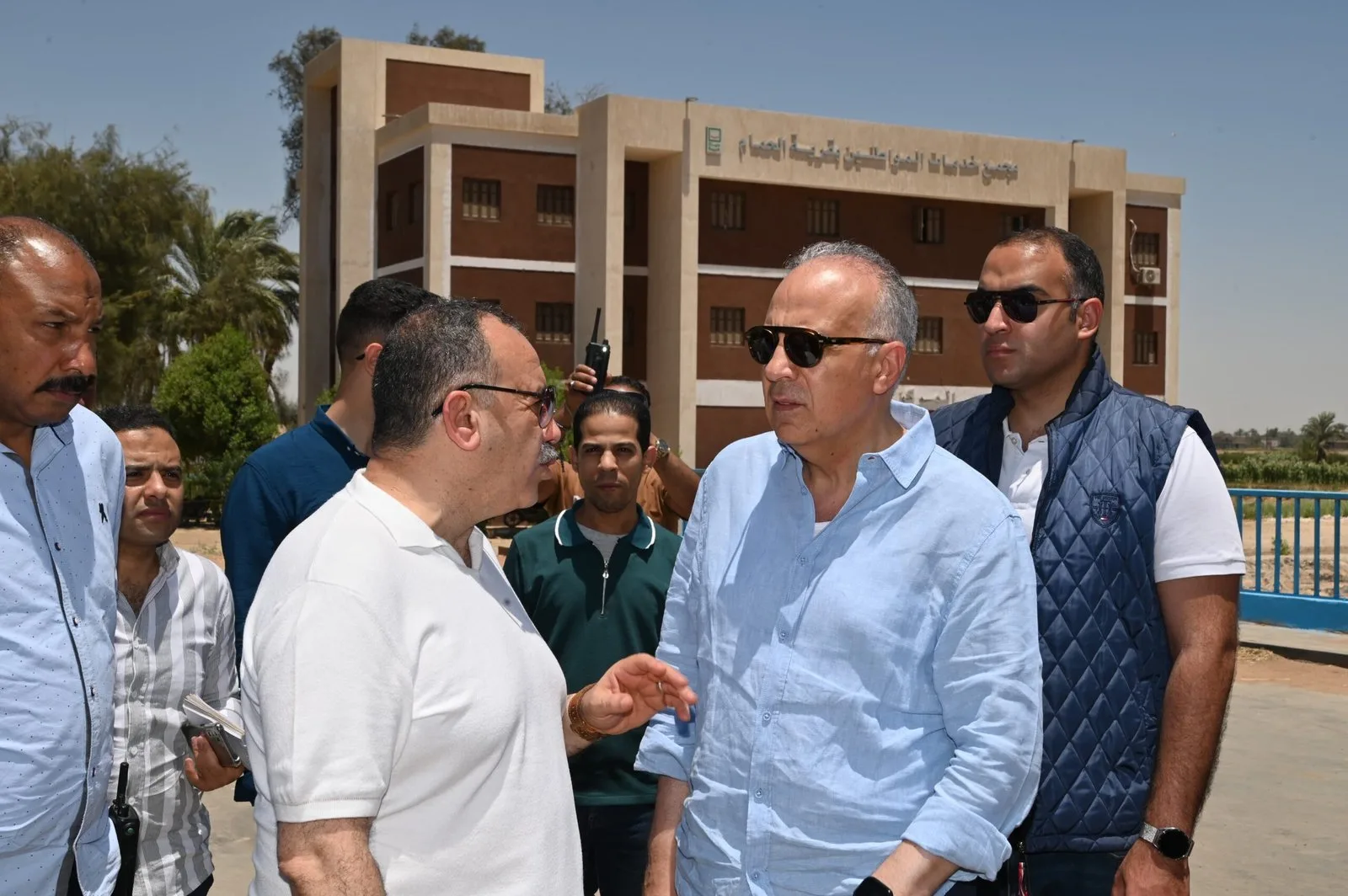 “سويلم” يطالب بالاستمرار في أعمال تنظيف ترع المعنا والسنط في أسيوط
