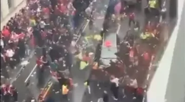 سيارة غير معروفة تصدم مشجعي ليفربول أثناء احتفالهم بلقب الدوري الإنجليزي (فيديو)