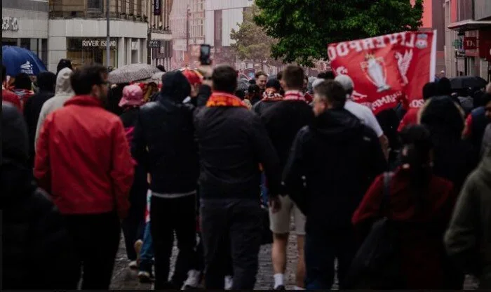 سيارة غير معروفة تصدم مشجعي ليفربول خلال احتفالهم بلقب الدوري «فيديو» سيارة غير معروفة تصدم مشجعي ليفربول خلال احتفالهم بلقب الدوري «فيديو»
