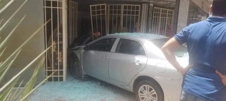 سيدة تقود سيارتها بشكل متهور وتدخل متجراً في المهندسين