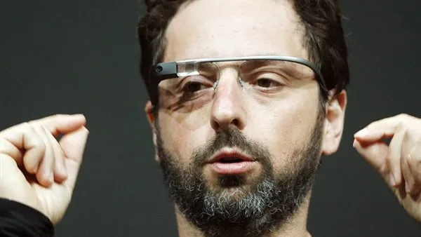سيرجي برين يقر بمشكلات Google Glass ويقود جوجل نحو تطوير نظارات تعتمد على الذكاء الاصطناعي.