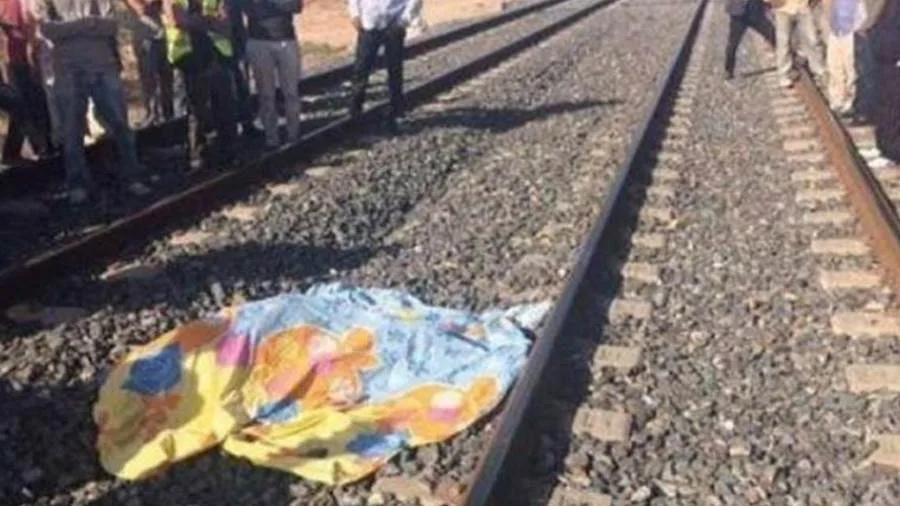 شاب ينهي حياته تحت عجلات قطار الفيوم نتيجة مروره بأزمة نفسية. شاب ينهي حياته تحت عجلات قطار الفيوم نتيجة مروره بأزمة نفسية.