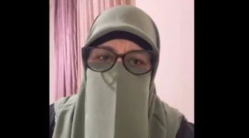 شاهد امرأة تطلب العون من الحضور: “أريد رؤية أولادي.. لقد مرت عامان منذ أن حرمت منهم”