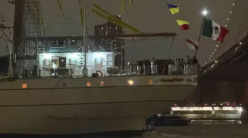 شاهد: تصادم سفينة مكسيكية بجسر بروكلين في نيويورك يسفر عن fatalities وإصابات