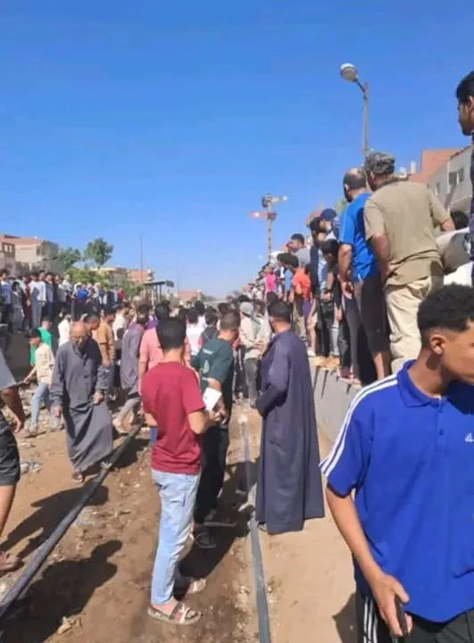 شاهد عيان يروي تفاصيل مصرع سيدة أسفل عجلات قطار الشرقية شاهد عيان يروي تفاصيل مصرع سيدة أسفل عجلات قطار الشرقية