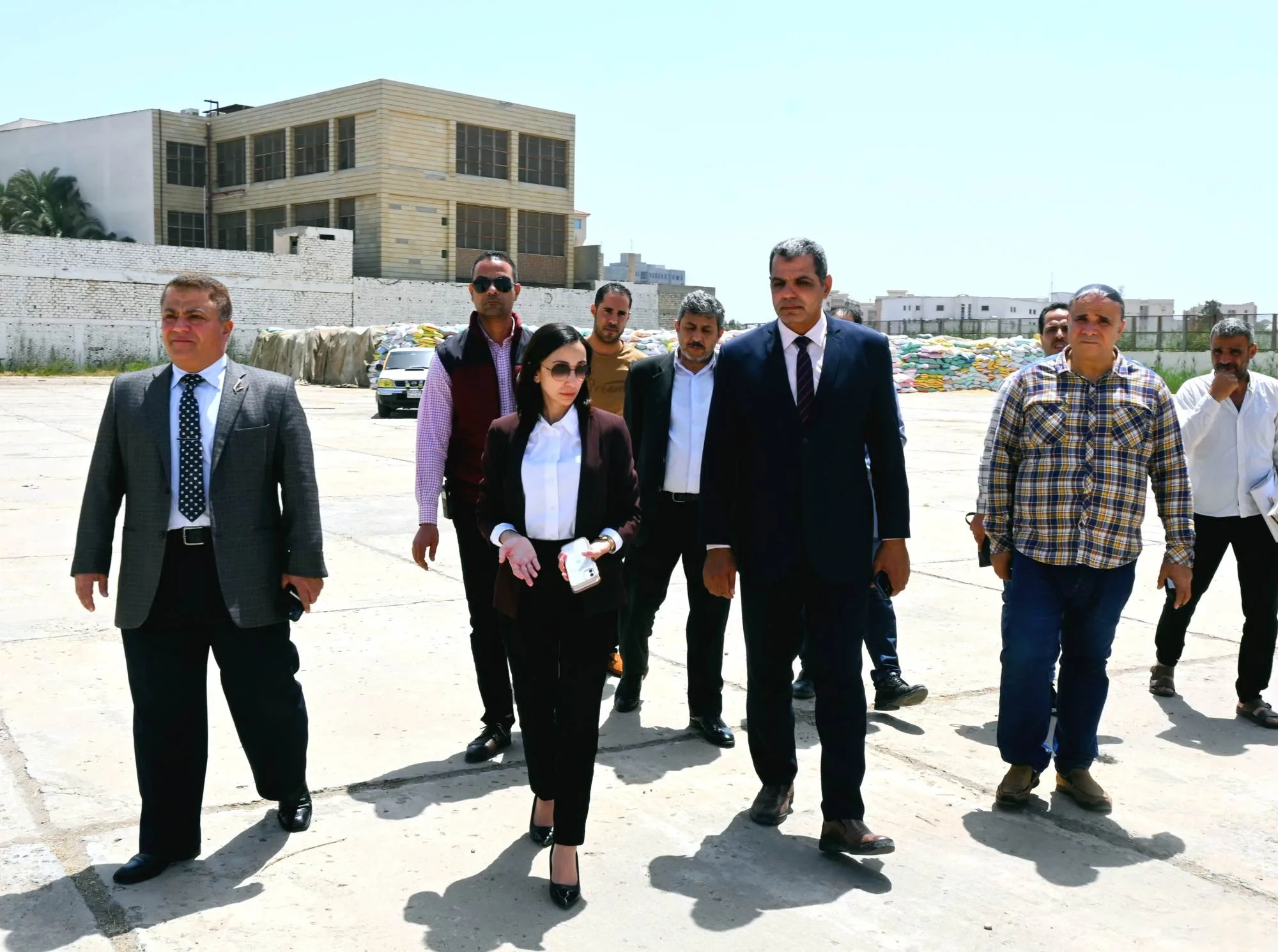 شاهد.. محافظ البحيرة تتابع أعمال توريد الأقماح بعدد من شون دمنهور شاهد.. محافظ البحيرة تتابع أعمال توريد الأقماح بعدد من شون دمنهور