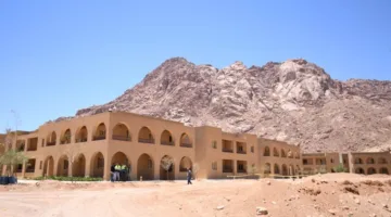 شاهد.. وزير الإسكان يتفقد منطقة الزيتونة ضمن تطوير موقع “التجلي الأعظم” بسيناء