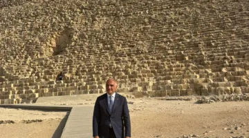 شاهد وزير السياحة التركي يزور أهرامات الجيزة ويشيد بعظمة الحضارة المصرية