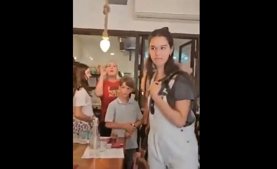 شاهد..“غير مرحب بكم هنا ”..مطعم إيطالي يطرد عائلة إسرائيلية بسبب الإبادة شاهد..“غير مرحب بكم هنا ”..مطعم إيطالي يطرد عائلة إسرائيلية بسبب الإبادة