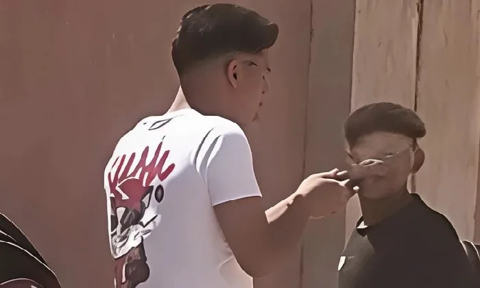 شرطة الفيوم تضبط “متحرش المدارس” الذي يهدد الطالبات بصاعق كهربائي أمام مدرستين في سنهور. شرطة الفيوم تضبط “متحرش المدارس” الذي يهدد الطالبات بصاعق كهربائي أمام مدرستين في سنهور.