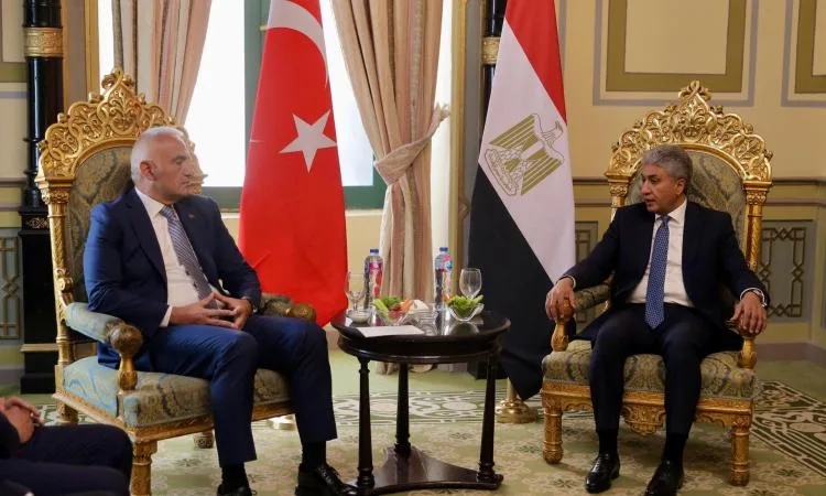 شريف فتحي يبحث سبل تعزيز التعاون مع وزير الثقافة والسياحة التركي شريف فتحي يبحث سبل تعزيز التعاون مع وزير الثقافة والسياحة التركي