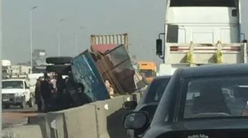 شلل مروري على «زراعي القاهرة – الإسكندرية» بقها.. انقلاب نقل يعيق الحركة