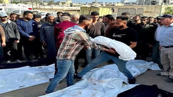 شهداء وجرحى في قصف إسرائيلي يستهدف النازحين بغزة شهداء وجرحى في قصف إسرائيلي يستهدف النازحين بغزة