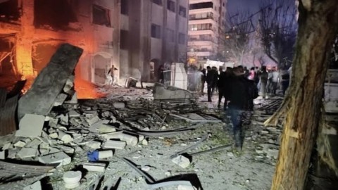 شهيدان بغارة إسرائيلية استهدفت بلدة سورية قرب العاصمة دمشق.. واتفاق مبدئي لوقف إطلاق النار في جرمانا وصحنايا شهيدان بغارة إسرائيلية استهدفت بلدة سورية قرب العاصمة دمشق.. واتفاق مبدئي لوقف إطلاق النار في جرمانا وصحنايا