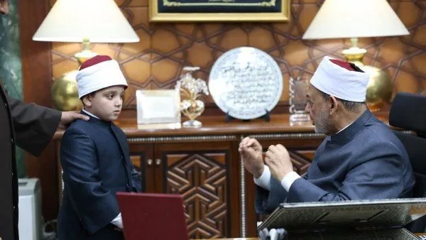 شيخ الأزهر يستقبل الطفل أنس ربيع ويشيد بحفظه للقرآن والمتون العلمية شيخ الأزهر يستقبل الطفل أنس ربيع ويشيد بحفظه للقرآن والمتون العلمية
