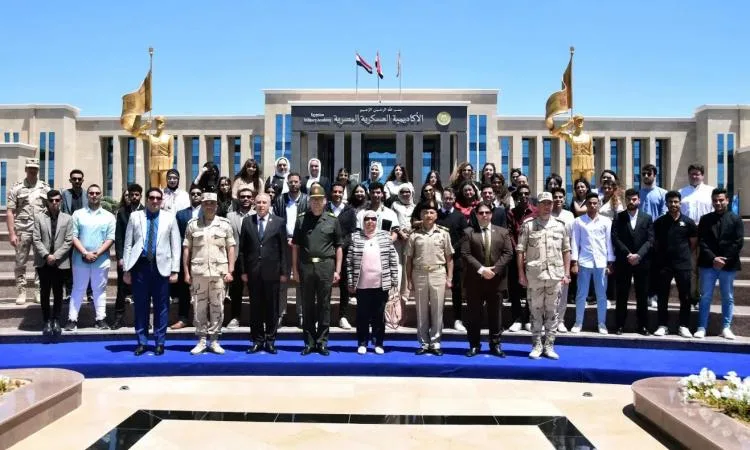 صور: القوات المسلحة تستضيف وفدًا من القيادات الشبابية لزيارة المنشآت العسكرية. صور: القوات المسلحة تستضيف وفدًا من القيادات الشبابية لزيارة المنشآت العسكرية.