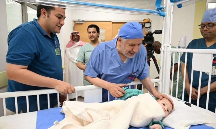 صور.. بدء عملية فصل توأم طفيلي مصري بالرياض صور.. بدء عملية فصل توأم طفيلي مصري بالرياض