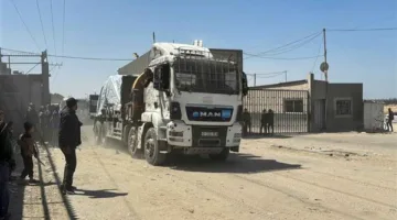 صور توضح وصول شاحنات إغاثة إلى قطاع غزة من خلال معبر كرم أبو سالم
