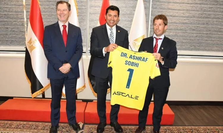 صور: “صبحي” يستكشف فرص التعاون مع السفير الإسباني وممثلي نادي فياريال