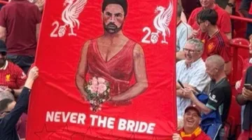 صورة – جماهير الريدز تتهكم على أرتيتا: ‘وصيفة الشرف وليس العروس!’