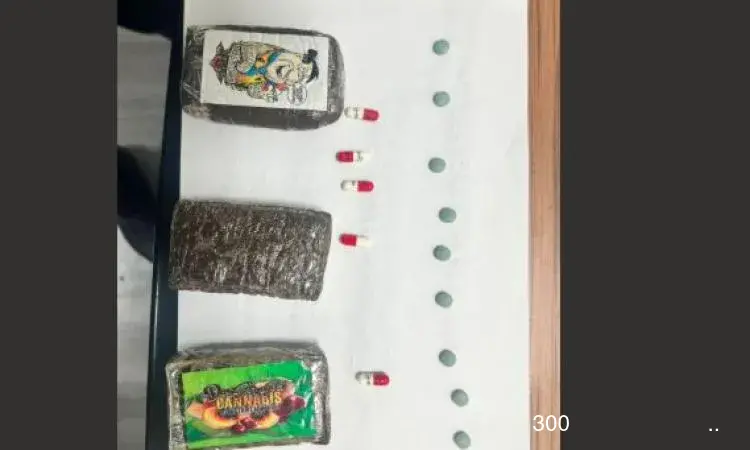 صور..ضبط راكب أجنبي بحوزته 300 جرام حشيش وحبوب مخدرة صور..ضبط راكب أجنبي بحوزته 300 جرام حشيش وحبوب مخدرة