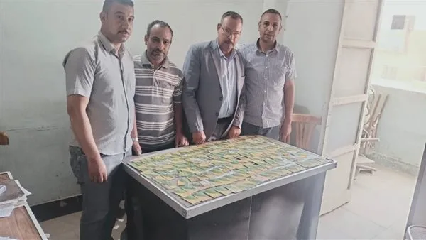 ضبط 1000 بطاقة تموينية مع تاجر في أسيوط لاستغلال الدعم وتحقيق أرباح غير مشروعة ضبط 1000 بطاقة تموينية مع تاجر في أسيوط لاستغلال الدعم وتحقيق أرباح غير مشروعة
