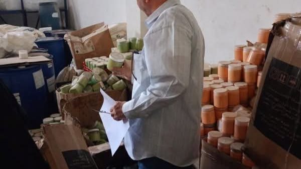 ضبط 2 طن خامات تجميل فاسدة ببلبيس ضبط 2 طن خامات تجميل فاسدة ببلبيس