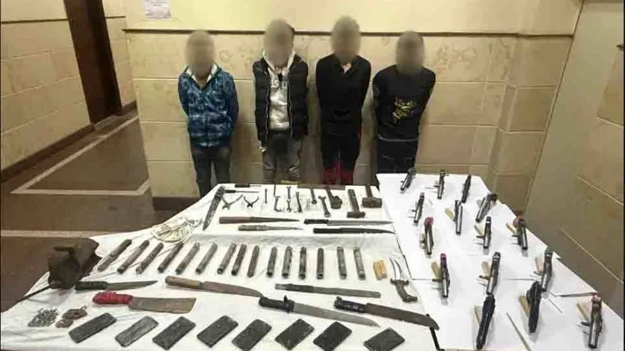 ضبط 4 عناصر إجرامية بالبحيرة يديرون ورشة لتصنيع وتعديل الأسلحة النارية والبيضاء ضبط 4 عناصر إجرامية بالبحيرة يديرون ورشة لتصنيع وتعديل الأسلحة النارية والبيضاء