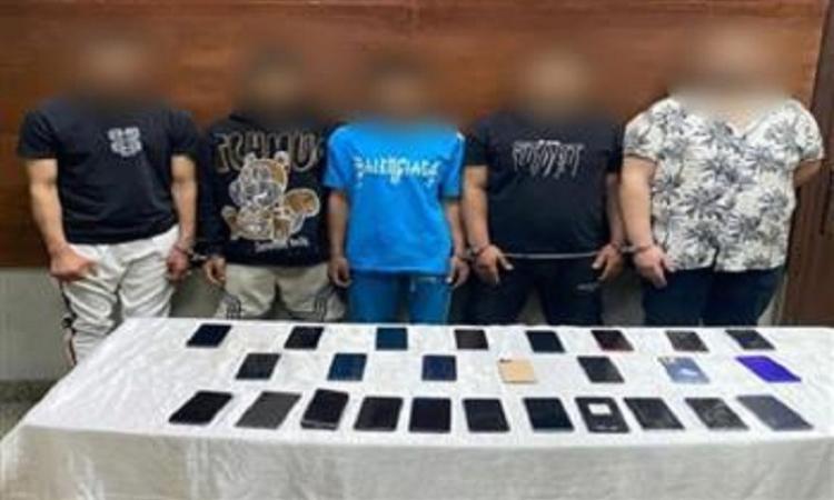 ضبط 5 عناصر جنائية لقيامهم بسرقة الهواتف المحمولة من المواطنين بالقاهرة ضبط 5 عناصر جنائية لقيامهم بسرقة الهواتف المحمولة من المواطنين بالقاهرة