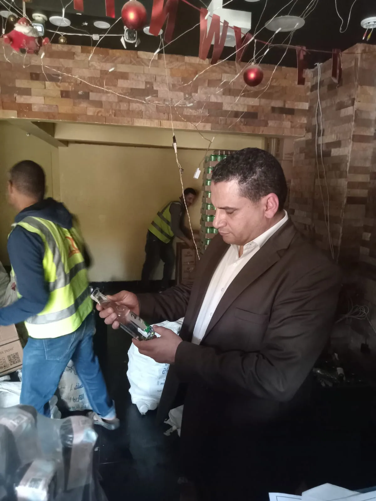 ضبط 7000 زجاجة مشروبات كحولية داخل منشأة غير مرخصة بالشيخ زايد ضبط 7000 زجاجة مشروبات كحولية داخل منشأة غير مرخصة بالشيخ زايد