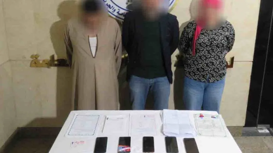 ضبط تشكيل عصابي بالقاهرة تخصص نشاطه الإجرامي في النصب على المواطنين بتسهيل إجراءات الزواج ضبط تشكيل عصابي بالقاهرة تخصص نشاطه الإجرامي في النصب على المواطنين بتسهيل إجراءات الزواج