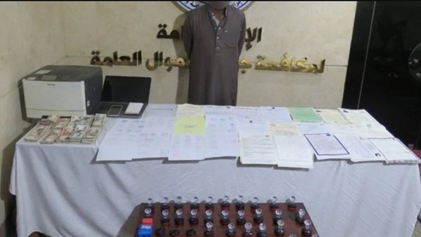 ضبط شخص لاتهامه بتزوير المستندات الرسمية داخل شقة بالجيزة ضبط شخص لاتهامه بتزوير المستندات الرسمية داخل شقة بالجيزة