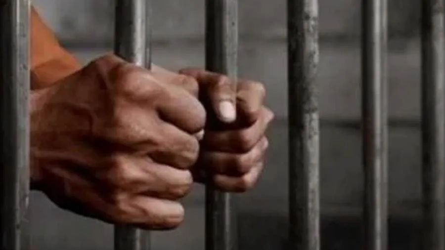 ضبط شخصين لانتحالهما صفة موظفين بالبنوك للنصب على المواطنين ضبط شخصين لانتحالهما صفة موظفين بالبنوك للنصب على المواطنين