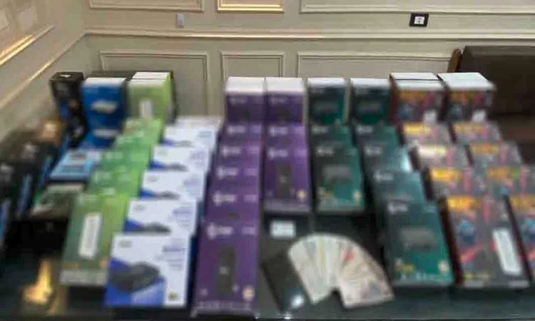 ضبط مالك محل لبيع أجهزة "الريسيفر" المعدة لفك شفرات القنوات الفضائية ضبط مالك محل لبيع أجهزة "الريسيفر" المعدة لفك شفرات القنوات الفضائية