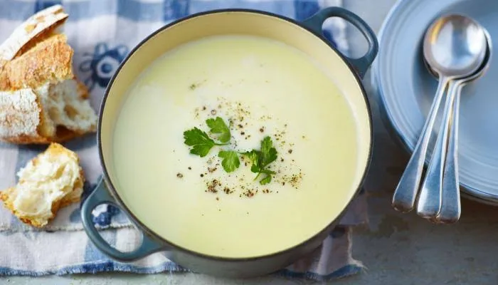 طريقة تحضير شوربة البطاطس بالبروكلي لفطور صحي ومغذي طريقة تحضير شوربة البطاطس بالبروكلي لفطور صحي ومغذي