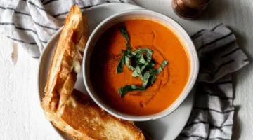 طريقة عمل شوربة السبانخ والطماطم بالكريمة