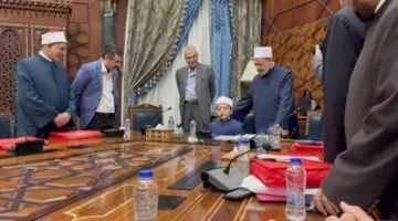 طفل يجلس على كرسي شيخ الأزهر ويقرأ نصوصًا.. لقطة تثير ردود فعل واسعة على وسائل التواصل الاجتماعي (فيديو)