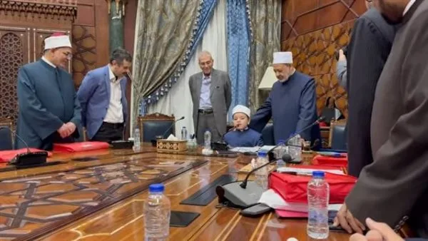 طفل يجلس على كرسي شيخ الأزهر ويقرأ نصوصًا.. لقطة تثير ردود فعل واسعة على وسائل التواصل الاجتماعي (فيديو) طفل يجلس على كرسي شيخ الأزهر ويقرأ نصوصًا.. لقطة تثير ردود فعل واسعة على وسائل التواصل الاجتماعي (فيديو)