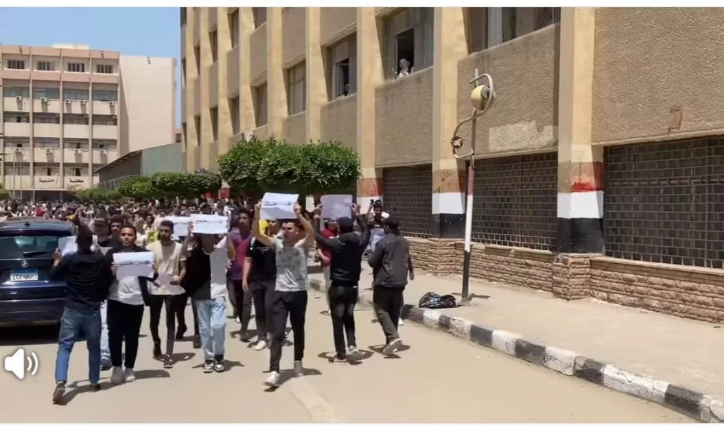 طلاب جامعة الزقازيق ينظمون مظاهرة للمطالبة بحق "روان ناصر" طالبة كلية العلوم طلاب جامعة الزقازيق ينظمون مظاهرة للمطالبة بحق "روان ناصر" طالبة كلية العلوم