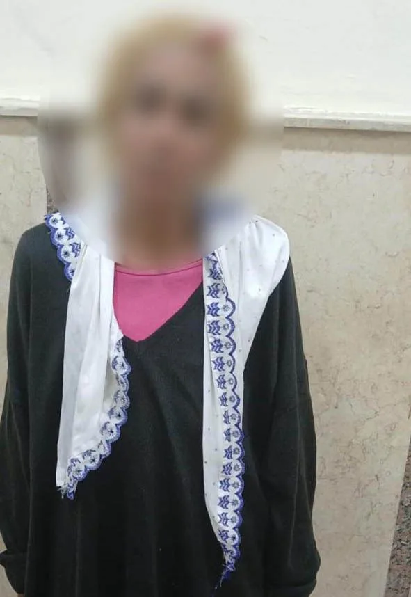 طلبت فلوس عشان يعدي.. القبض على فتاة تعرضت لسائح بالدرب الاحمر.. فيديو طلبت فلوس عشان يعدي.. القبض على فتاة تعرضت لسائح بالدرب الاحمر.. فيديو