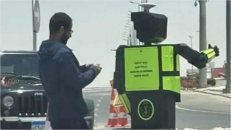 ظهور روبوتات التنظيم المروري في شوارع مصر لأول مرة في إطار خطة التحول الذكي