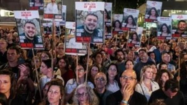 عائلات المحتجزين الإسرائيليين بغزة: قرار توسيع العملية في القطاع تضحية بأبنائنا عائلات المحتجزين الإسرائيليين بغزة: قرار توسيع العملية في القطاع تضحية بأبنائنا