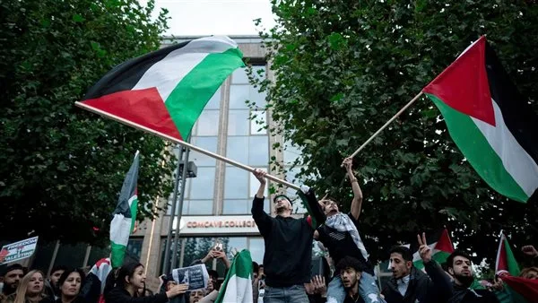 عاجل.. احتجاجات كبيرة في إسبانيا ضد المجازر في غزة (فيديو) عاجل.. احتجاجات كبيرة في إسبانيا ضد المجازر في غزة (فيديو)