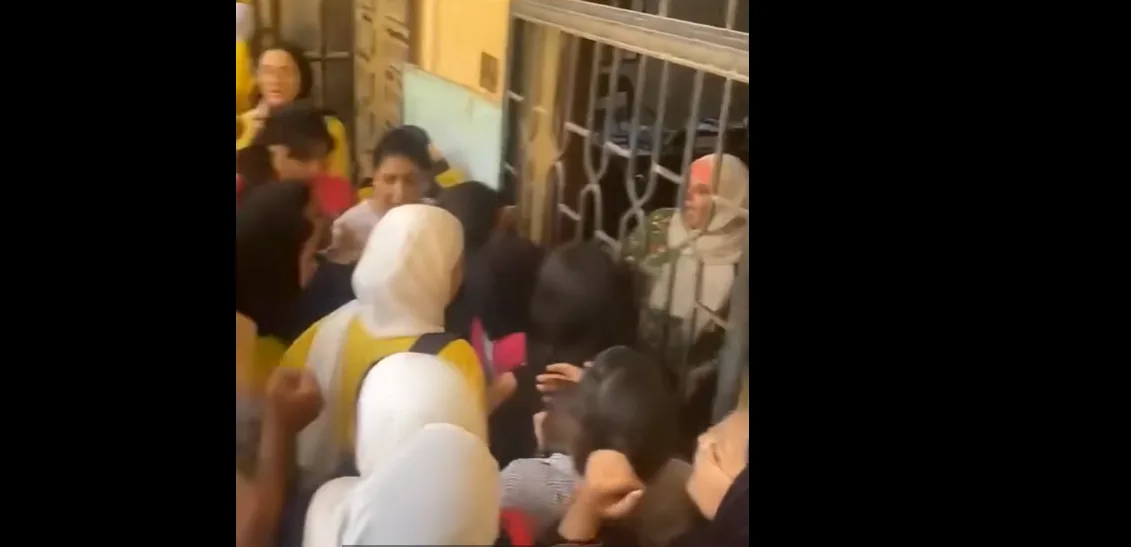 عاجل | تفاصيل حول اقتحام هواتف طالبات مدرسة إنصاف سري.. رد واضح من وزارة التعليم | فيديو وصور عاجل | تفاصيل حول اقتحام هواتف طالبات مدرسة إنصاف سري.. رد واضح من وزارة التعليم | فيديو وصور