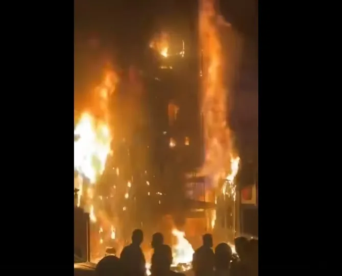 عاجل.. حريق هائل يلتهم محلا بميدان سفير فى مصر الجديدة (صور) عاجل.. حريق هائل يلتهم محلا بميدان سفير فى مصر الجديدة (صور)